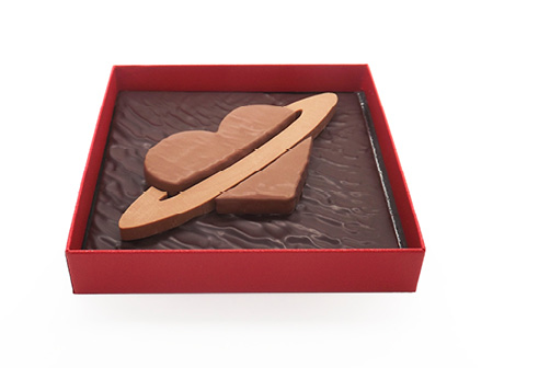 Coffret St valentin, chocolat noir ganache estrada, coeur praliné noisette au lait, anneau praliné gianduja. 225g, amour fête planète