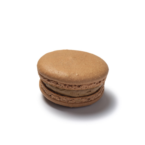 Une richesse gustative dans ce macaron composé d'une ganache au café.