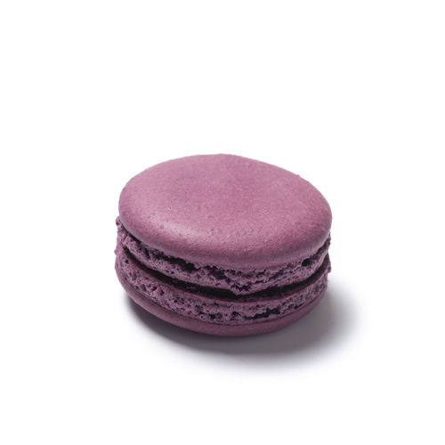 Un macaron frais au doux parfum cassis et fleuri avec de la violette.