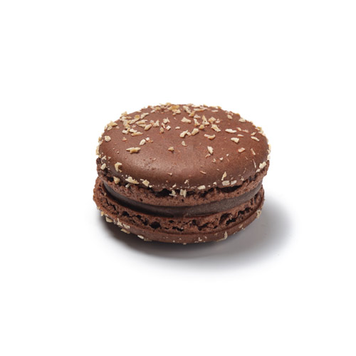 Un macaron finement chocolaté agrémenté de raisins et de Rhum.