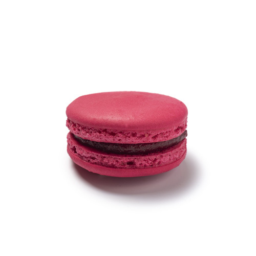 Un macaron avec une ganache onctueuse à la framboise.