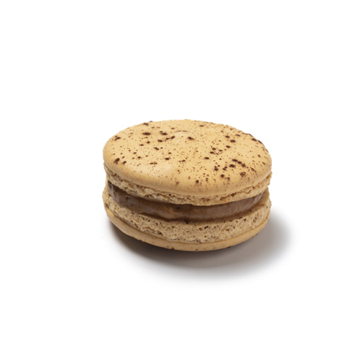 Le croquant du macaron et la saveur du marron glacé avec une touche de Rhum pour une gourmandise assurée.