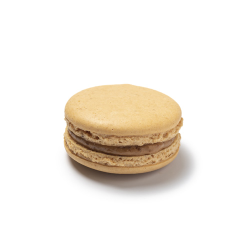 Retrouvez nos délicieuses noisettes du Piémont dans ce macaron gourmand.