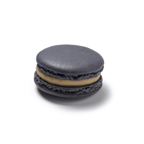 Une douce gourmandise dans ce macaron au réglisse.