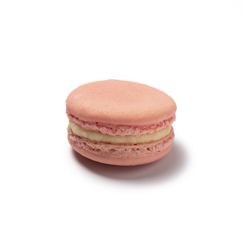 Un macaron garni d'une crème parfumée à la fleur d'oranger.