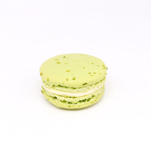 Un macaron rafraîchissant de citron vert réhaussé avec du basilic.