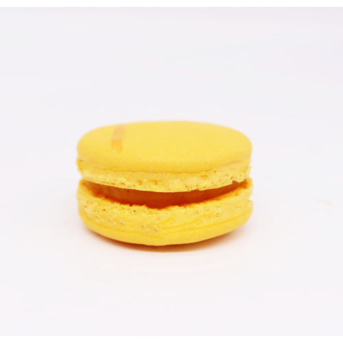La saveur exotique de la mangue dans un macaron.